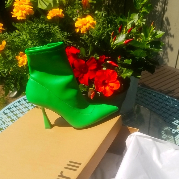 Bar III Olevia Booties NWT(SIZE 6) - Picture 1 of 8